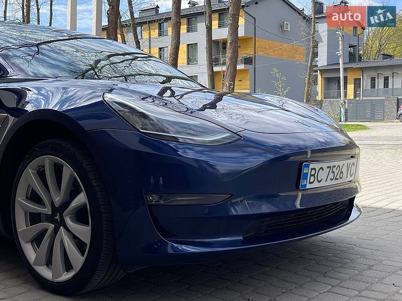 Седан Tesla Model 3 2019 в Львове