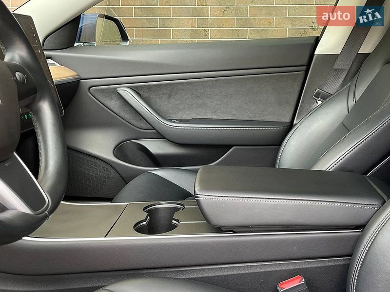 Седан Tesla Model 3 2019 в Львове