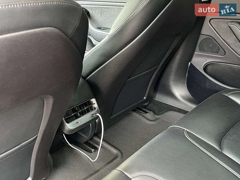 Седан Tesla Model 3 2019 в Львове