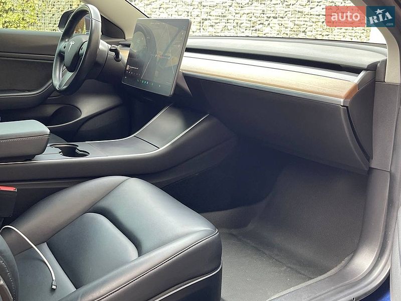 Седан Tesla Model 3 2019 в Львове
