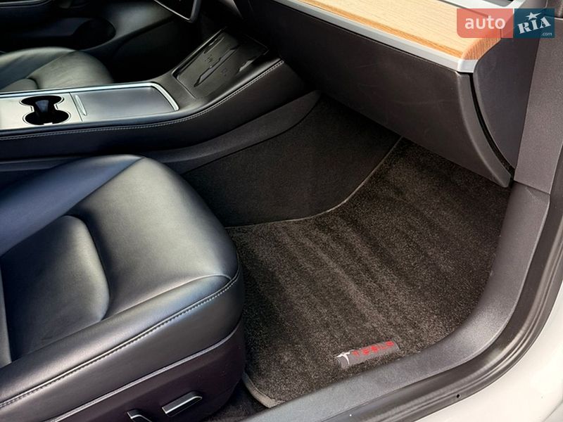Седан Tesla Model 3 2022 в Киеве