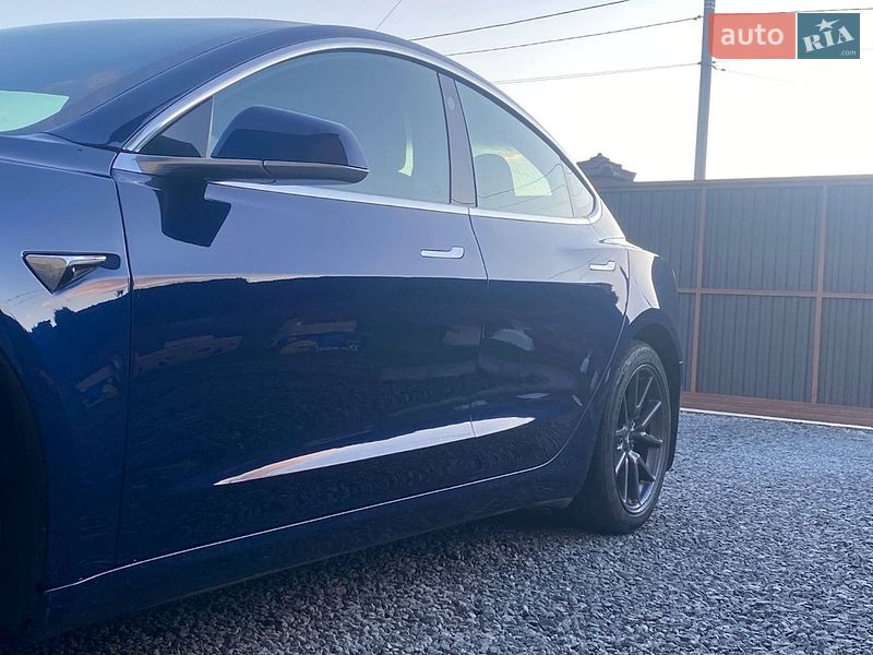 Седан Tesla Model 3 2018 в Рокитном