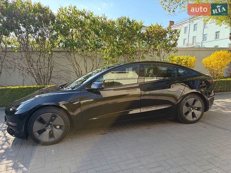 Седан Tesla Model 3 2022 в Ровно
