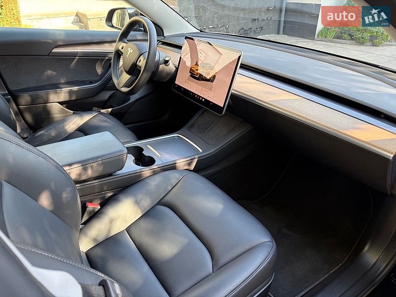 Седан Tesla Model 3 2022 в Ровно