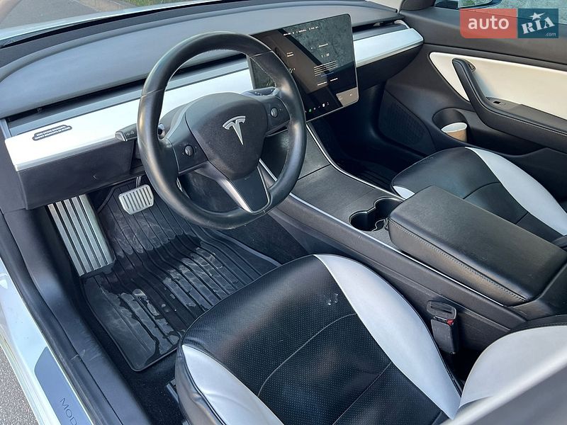 Седан Tesla Model 3 2019 в Киеве