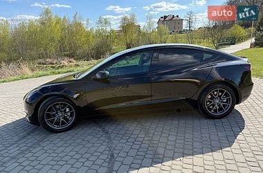 Седан Tesla Model 3 2022 в Львове