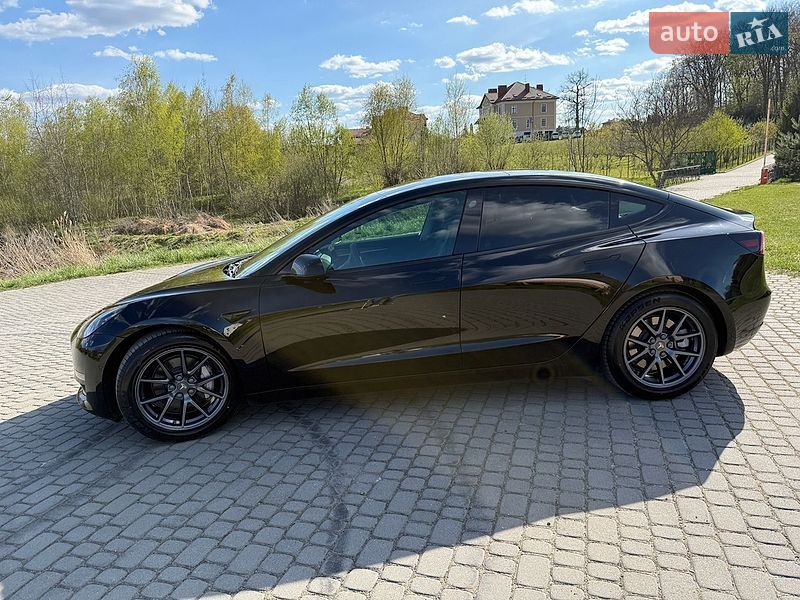 Седан Tesla Model 3 2022 в Львове