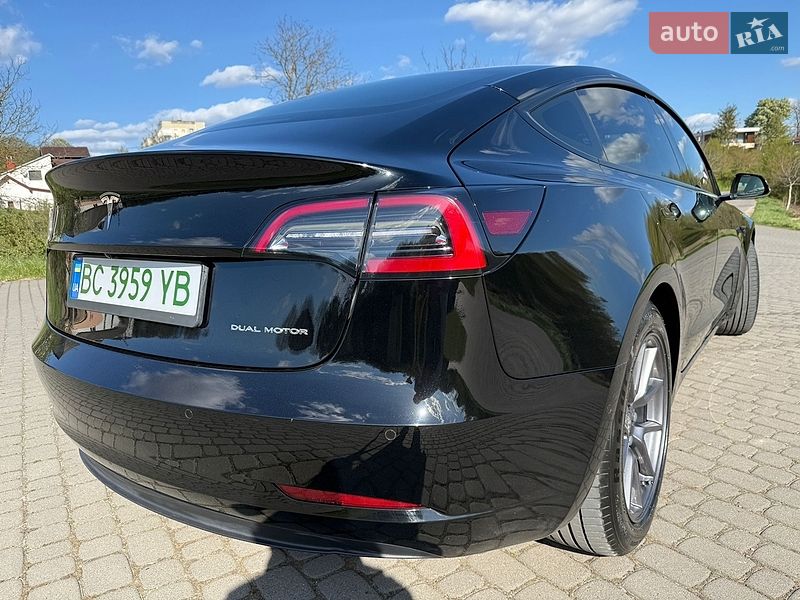Седан Tesla Model 3 2022 в Львове