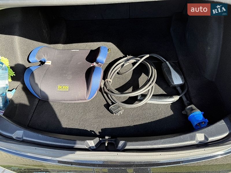Седан Tesla Model 3 2022 в Львове