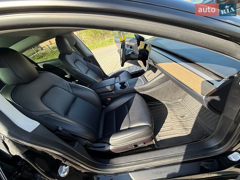 Седан Tesla Model 3 2022 в Львове