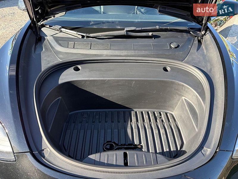 Седан Tesla Model 3 2022 в Львове