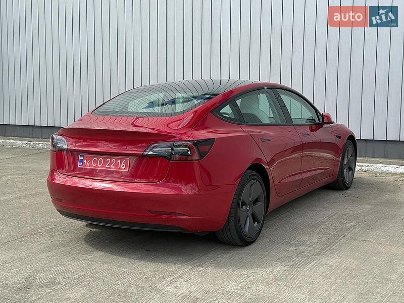 Седан Tesla Model 3 2023 в Чернівцях