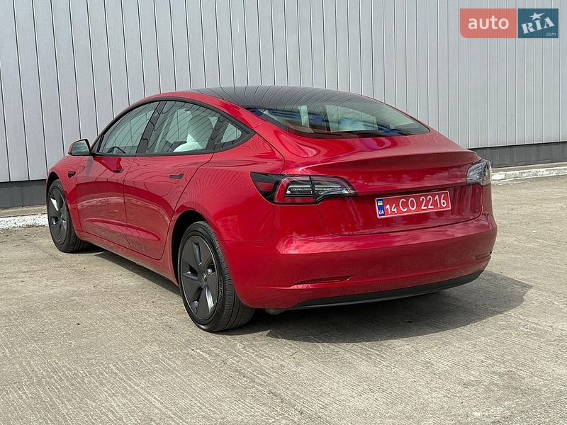 Седан Tesla Model 3 2023 в Чернівцях