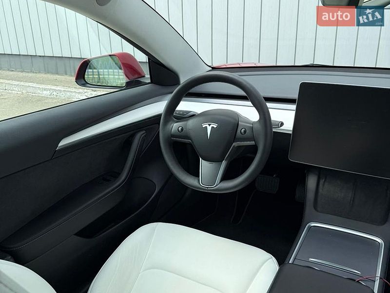 Седан Tesla Model 3 2023 в Чернівцях