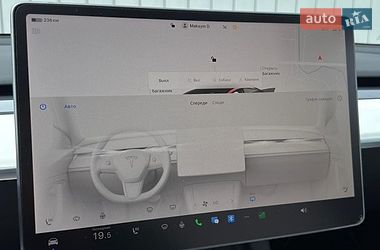 Седан Tesla Model 3 2023 в Чернівцях