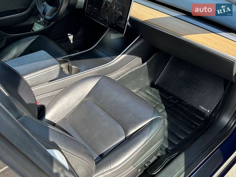 Седан Tesla Model 3 2020 в Чернигове
