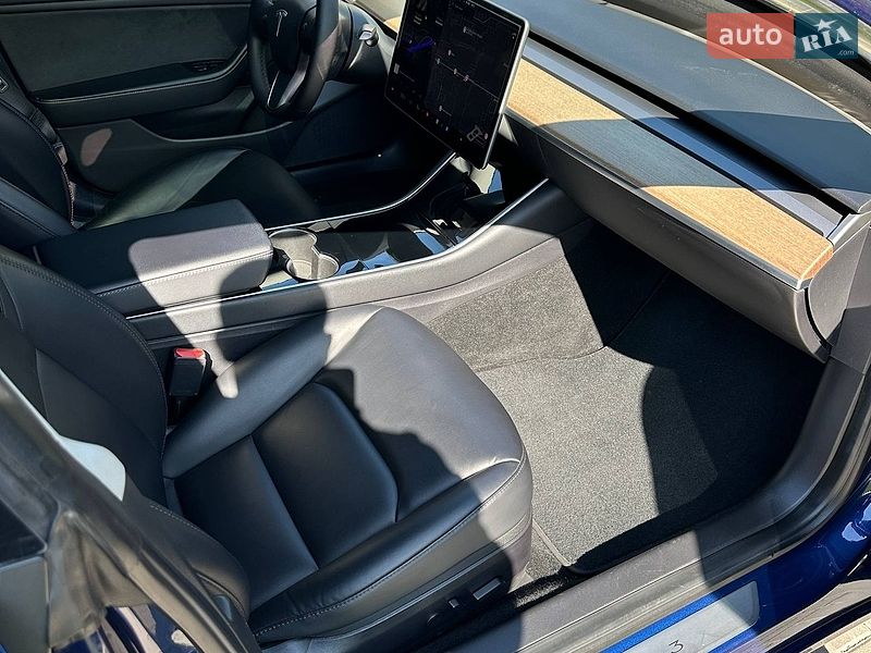 Седан Tesla Model 3 2020 в Киеве