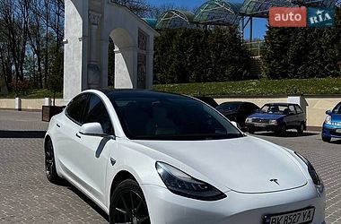 Седан Tesla Model 3 2019 в Остроге