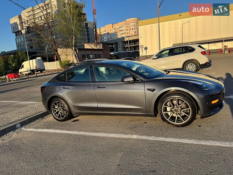 Седан Tesla Model 3 2022 в Львове