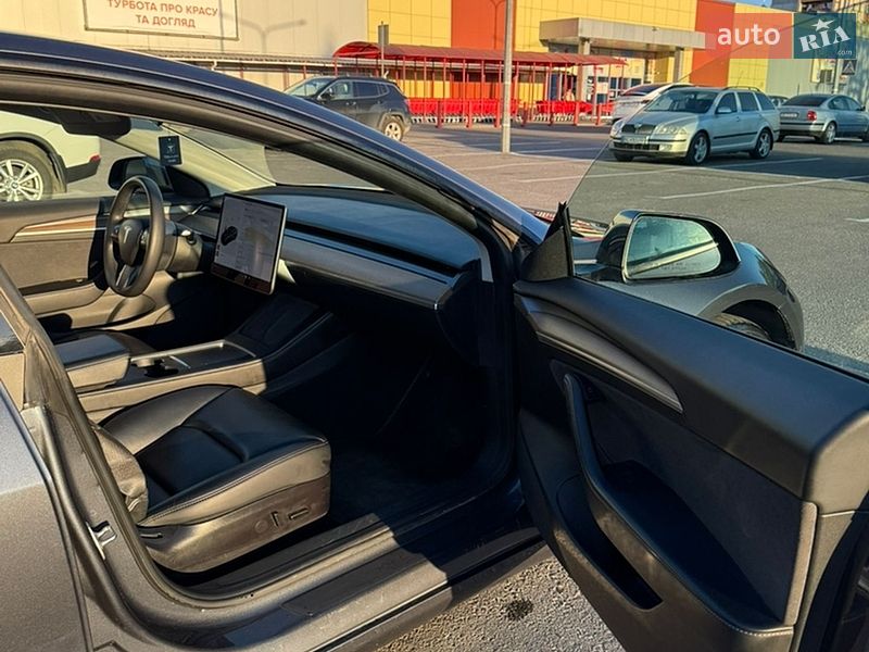 Седан Tesla Model 3 2022 в Львове