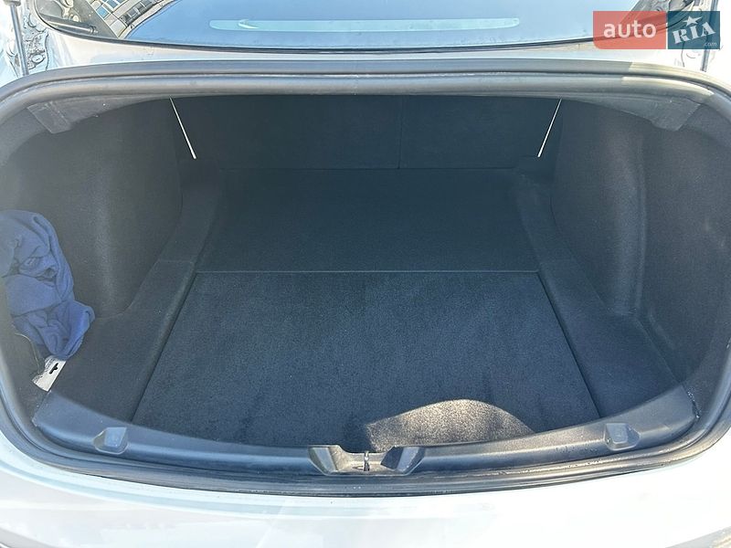 Седан Tesla Model 3 2020 в Кам'янському