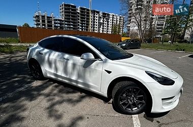 Седан Tesla Model 3 2020 в Кам'янському