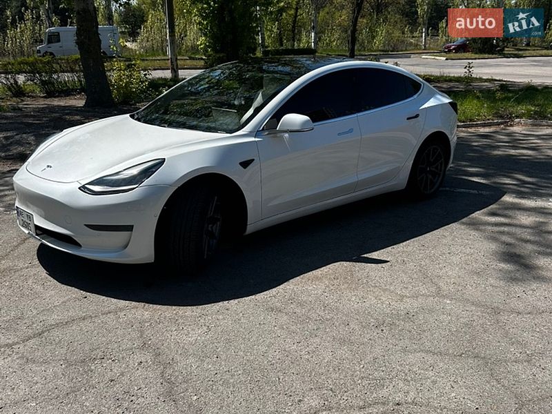 Седан Tesla Model 3 2020 в Кам'янському