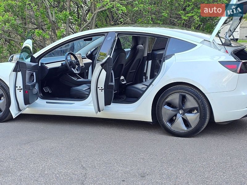 Седан Tesla Model 3 2020 в Черкассах