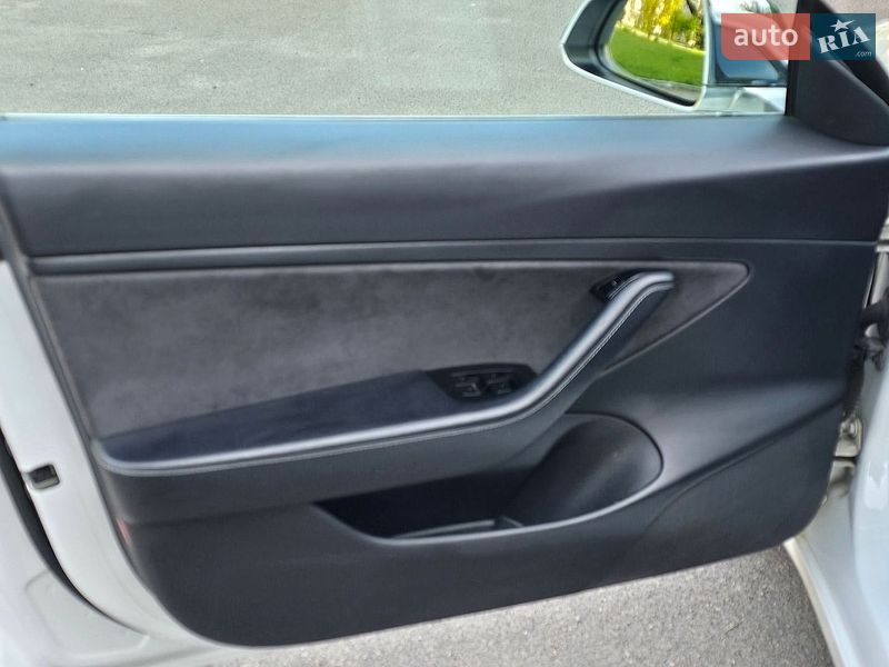 Седан Tesla Model 3 2020 в Черкассах