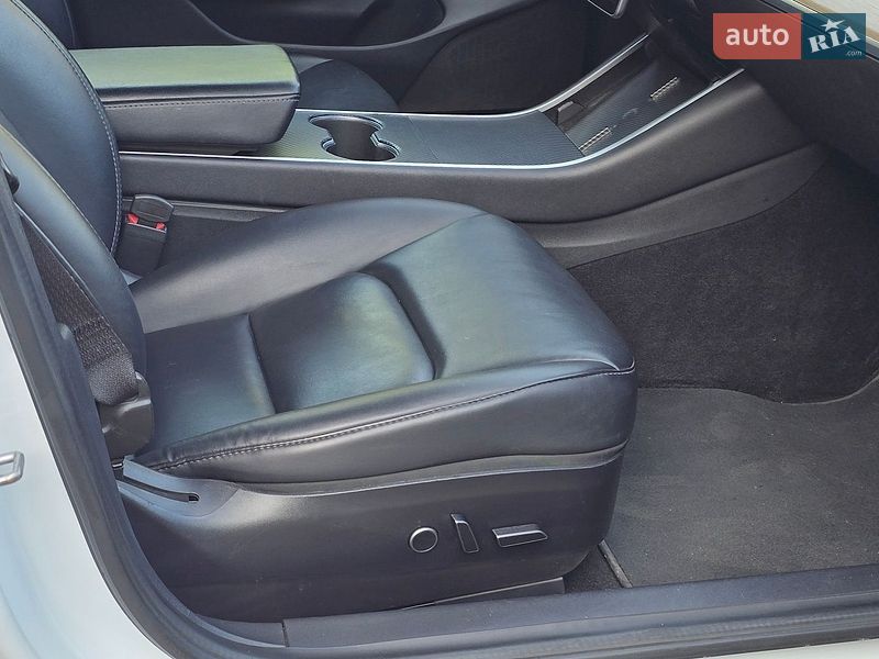 Седан Tesla Model 3 2020 в Черкассах