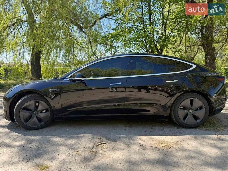 Седан Tesla Model 3 2018 в Ровно