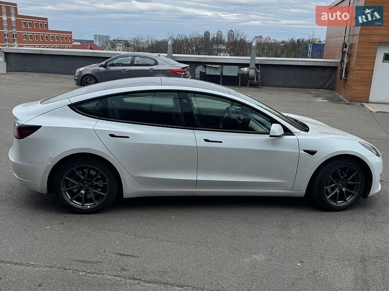 Седан Tesla Model 3 2022 в Киеве