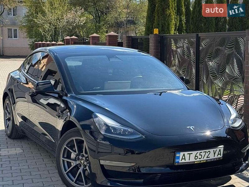 Седан Tesla Model 3 2023 в Калуше
