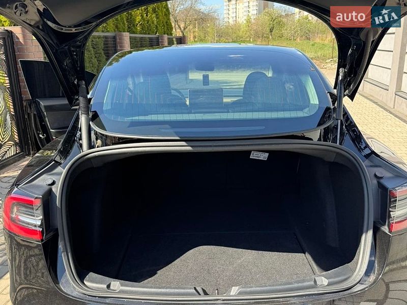Седан Tesla Model 3 2023 в Калуше