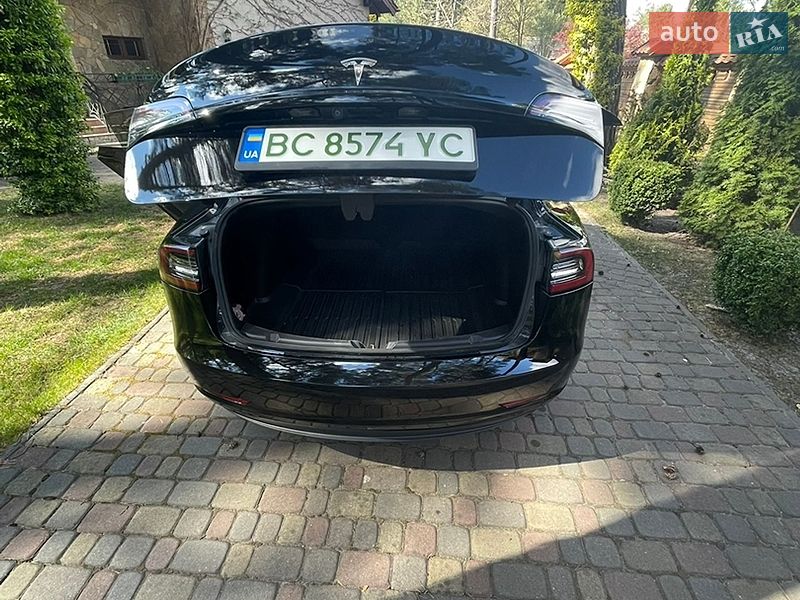 Седан Tesla Model 3 2023 в Львові