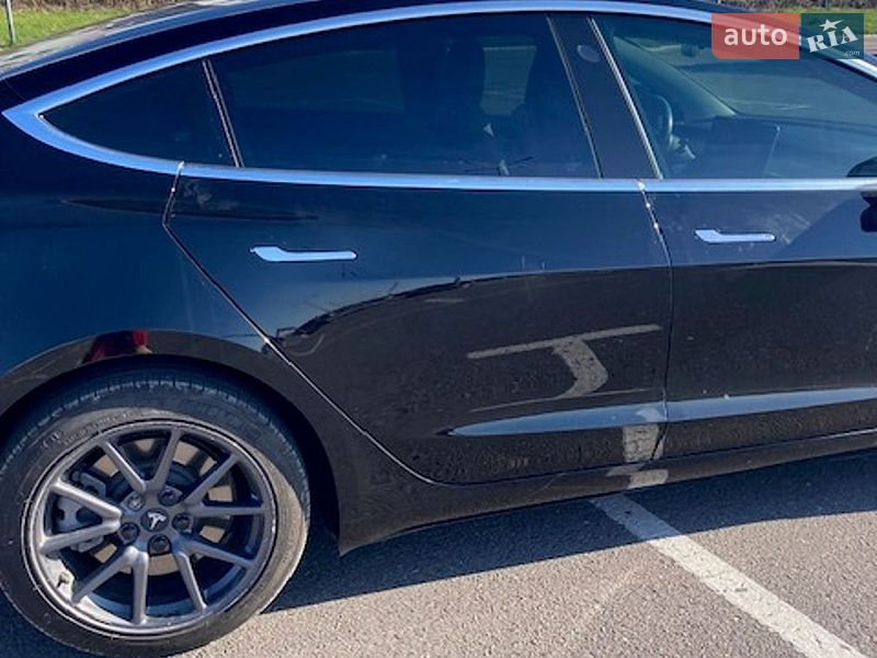 Седан Tesla Model 3 2019 в Львове
