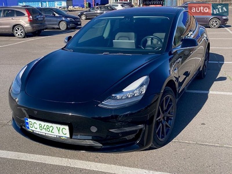 Седан Tesla Model 3 2019 в Львове