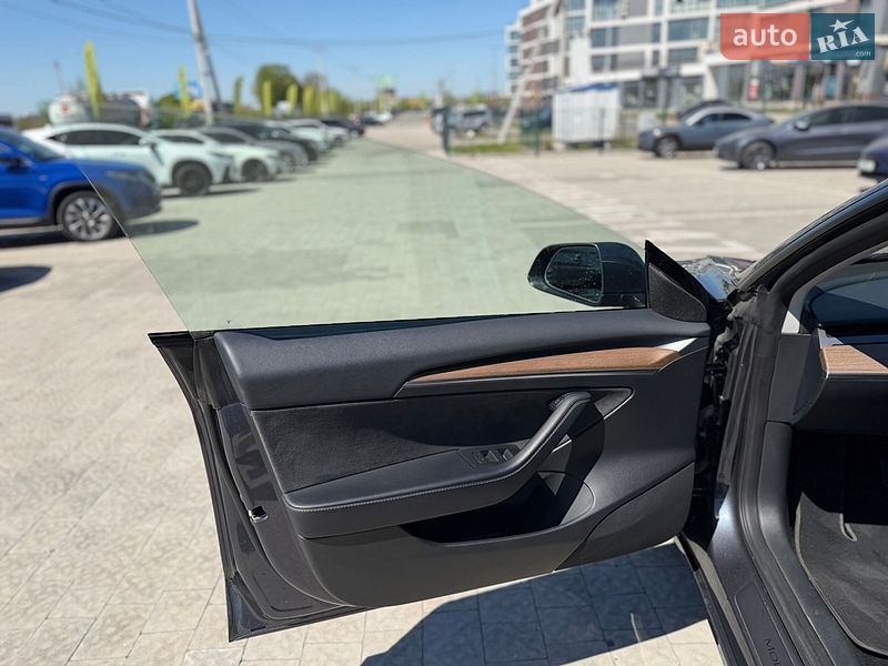 Седан Tesla Model 3 2023 в Львове