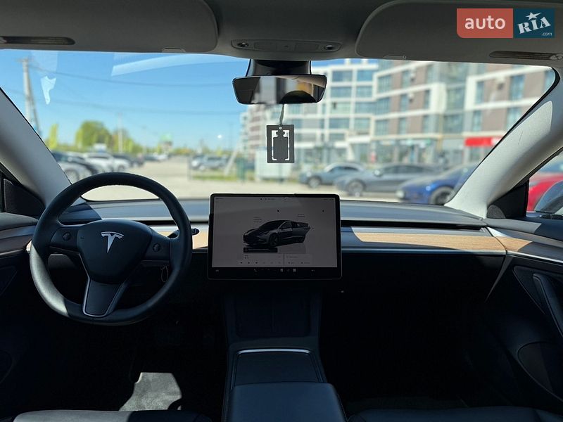 Седан Tesla Model 3 2023 в Львове