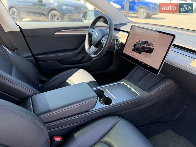 Седан Tesla Model 3 2023 в Львове