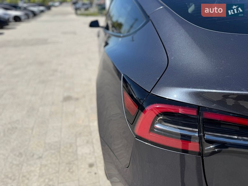 Седан Tesla Model 3 2023 в Львове