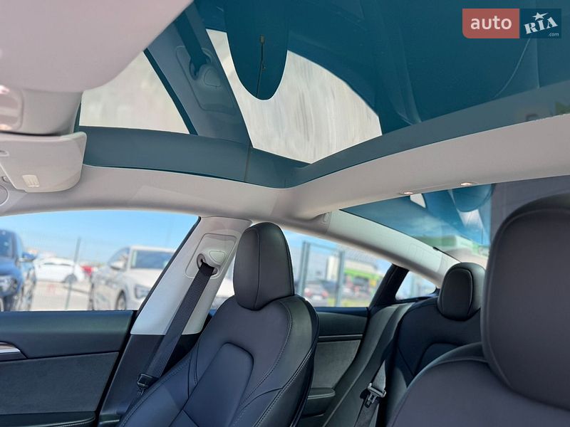 Седан Tesla Model 3 2023 в Львове
