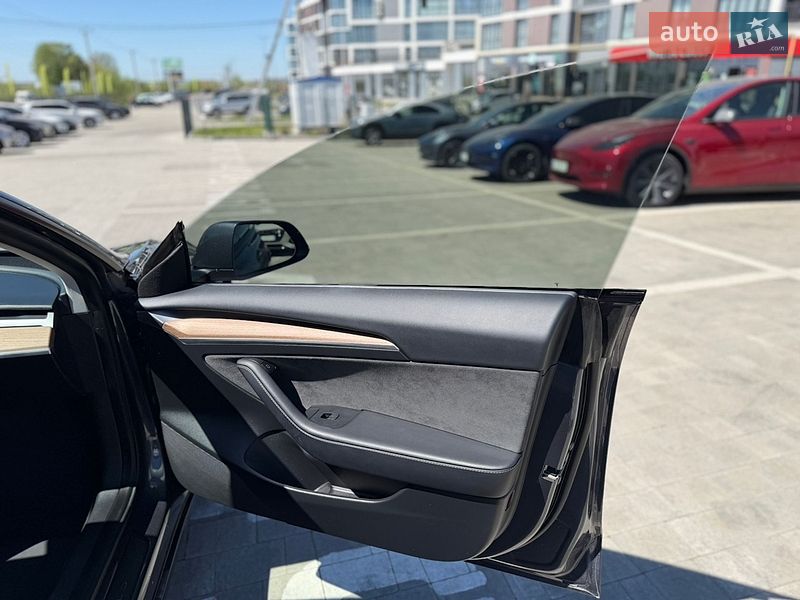 Седан Tesla Model 3 2023 в Львове