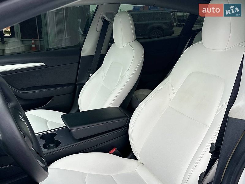 Седан Tesla Model 3 2021 в Чернигове