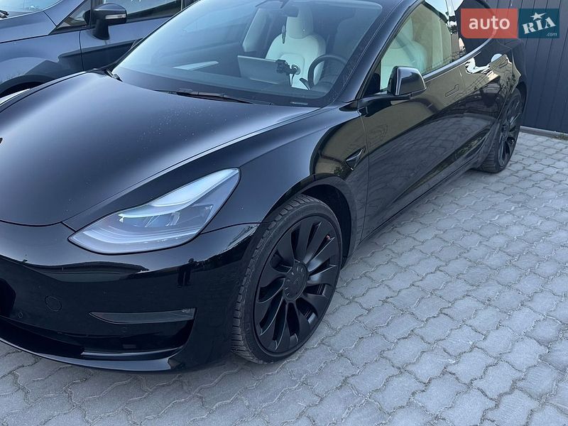 Седан Tesla Model 3 2022 в Львове