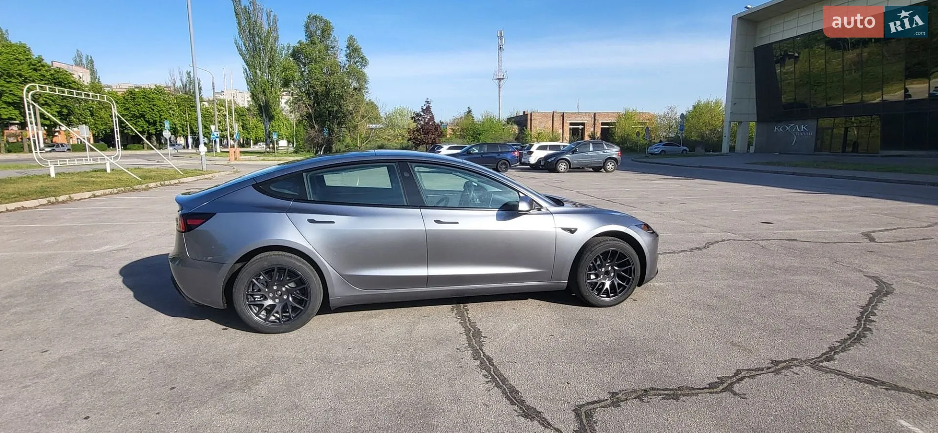 2025 Tesla Model 3 - мініатюра 8