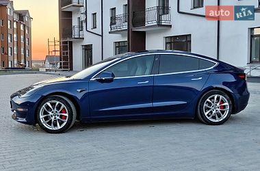 Седан Tesla Model 3 2020 в Кременце