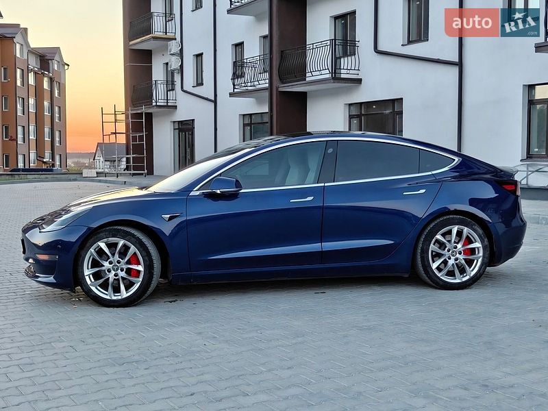 Седан Tesla Model 3 2020 в Кременце