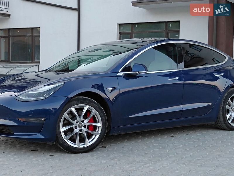 Седан Tesla Model 3 2020 в Кременце