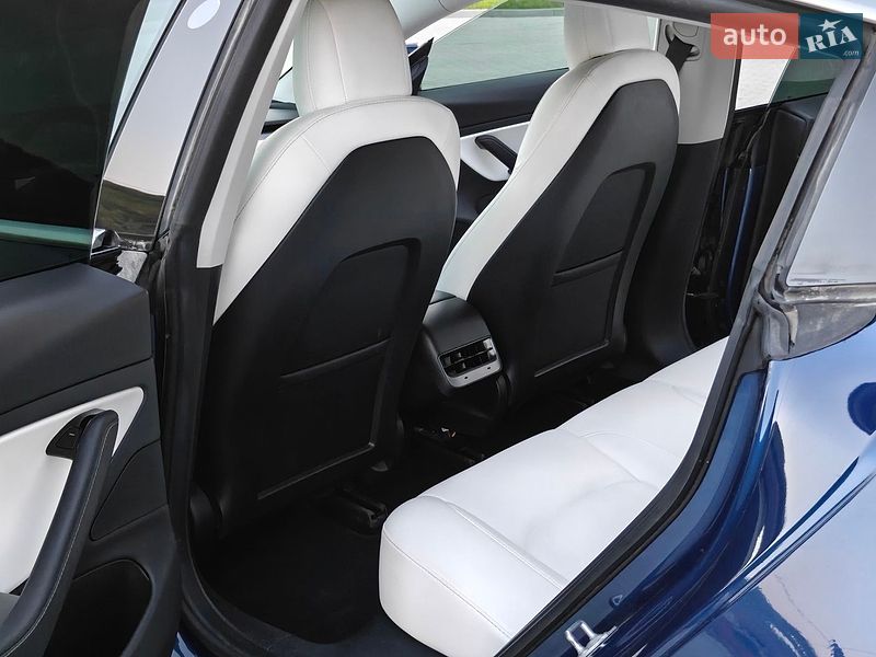 Седан Tesla Model 3 2020 в Кременце